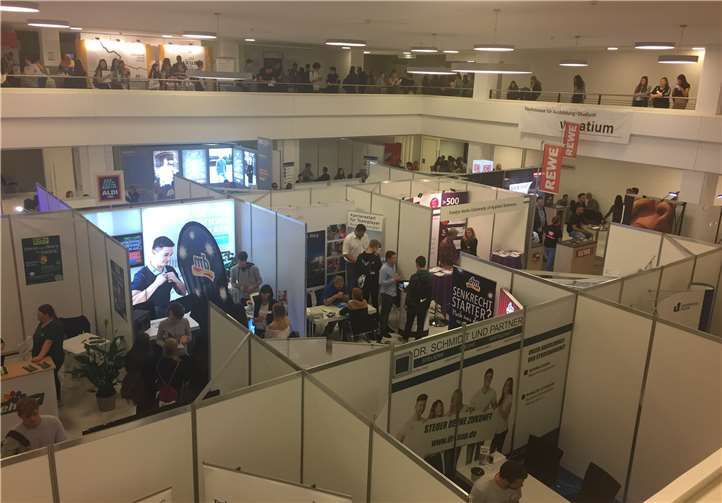 Auf der Vocatium-Messe konnten die Gymnasiasten viele Informationen sammeln und Kontakte zu Unternehmen herstellen.Foto: privat