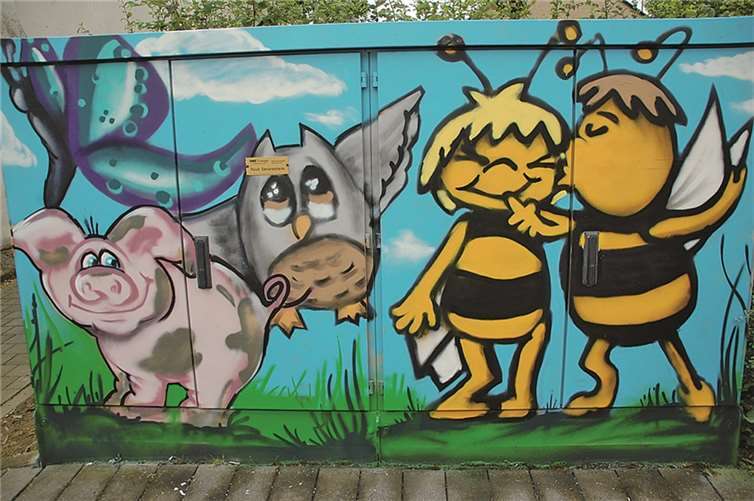 Auf der Vorderseite sind die Biene Maja und Willi, ein Schwein, eine Eule und ein Schmetterling zu sehen.