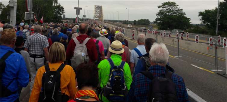Auf der Waalbrücke Nijmegen am 1. Wandertag.Fotos: privat