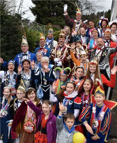 Auf der Waldbreitbacher Rathaustreppe versammelten sich die närrischen Herrscher.