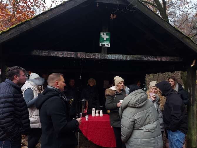 Auf der Wanderung wurde in die extra eingerichtete Verpflegungsstation der Möhnen eingekehrt.