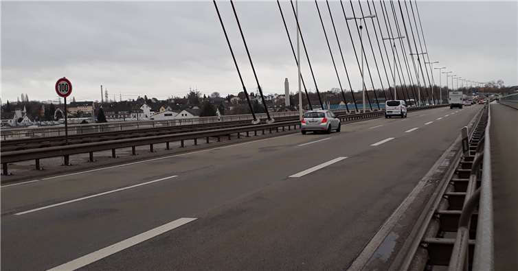 Auf der Weißenthurmer Seite der Raiffeisenbrücke konnte eine Geschwindigkeitsbeschränkung erreicht werden. Die einseitige Beschilderung ist allerdings äußerst verwirrend. Quelle: FWG Weißenthurm