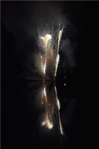 Auf der Wied spiegelt sich das brillante Feuerwerk. Fotos: HEP