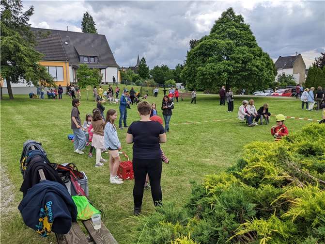 Auf der Wiese bot die KaJu Kistenstapeln für die Kinder an.  Foto: privat