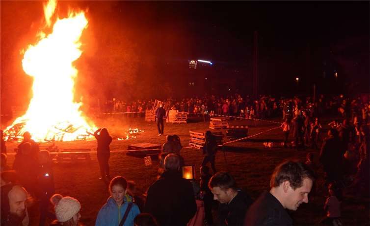 Auf der Wiese vor dem Rheinstadion wurde das Martinsfeuer entzündet.