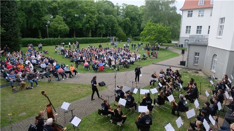 Auf der Wiese zum Stadtpark nahmen Zuhörerinnen und Zuhörer Platz und verfolgten das Konzert der Schul-Ensembles vom St. Joseph-Gymnasium. Fotos: St. Joseph-Gymnasium Rheinbach