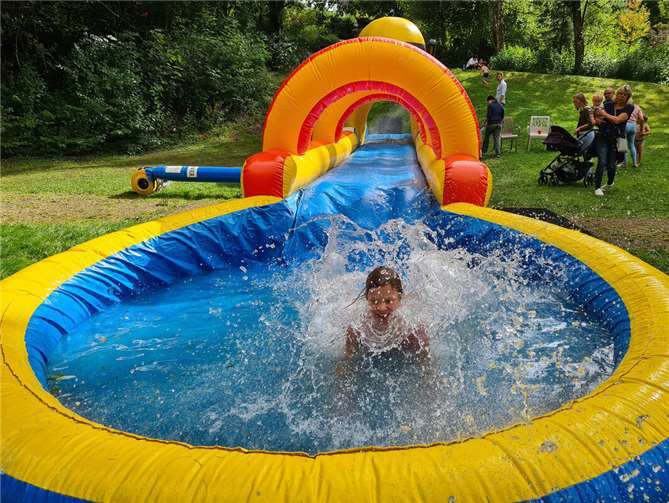 Familientag am Quendelberg begeistert Groß und Klein Auf der XXL-Wasserrutsche ging es rasant bergab.