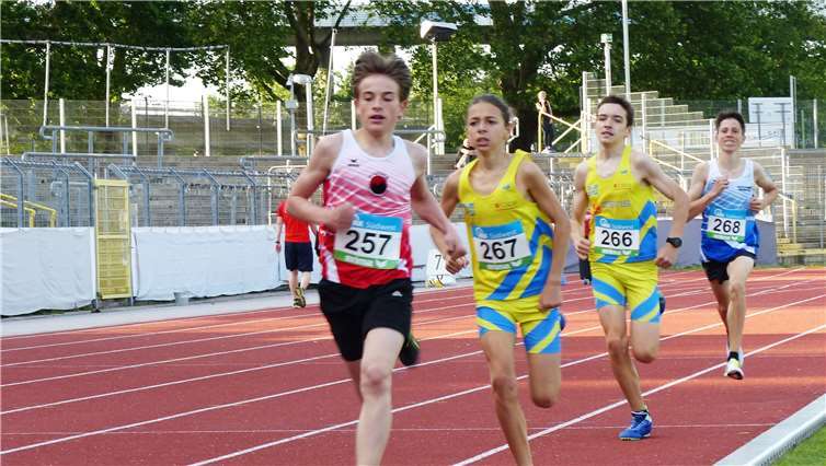 Auf der Zielgeraden im 800 m-Lauf der M14-Klasse mit Lennart Mohr(257), Jory Teixeira(267), Ben Schlammes(266)und Hannes Ebner(268). Foto: TV Cochem