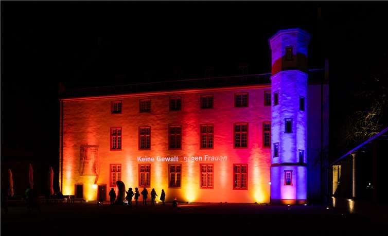 Auf der alten Wasserburg prangte deutlich sichtbar der Schriftzug "Keine Gewalt gegen Frauen"