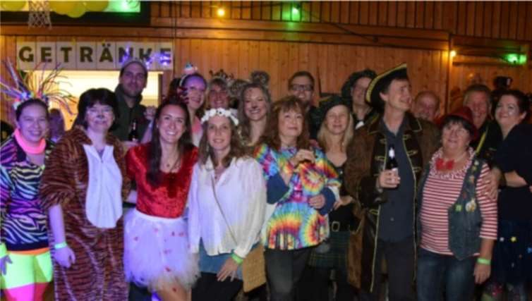 Auf der diesjährigen Kostümsitzung der befreundeten Karnevalsgesellschaft „Grün-Gelb“ Fritzdorf zeigten die Vereinsmitglieder ihre närrische Seite. Foto: privat