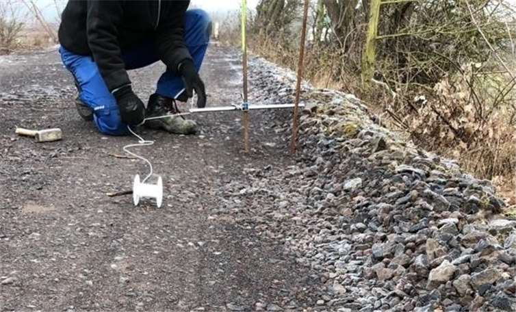 Auf der ehemaligen Bahnstrecke zwischen Ochtendung und Bassenheim wurden Eisenstäbe zur Markierung gestohlen und verbogen. Foto: VG Maifeld