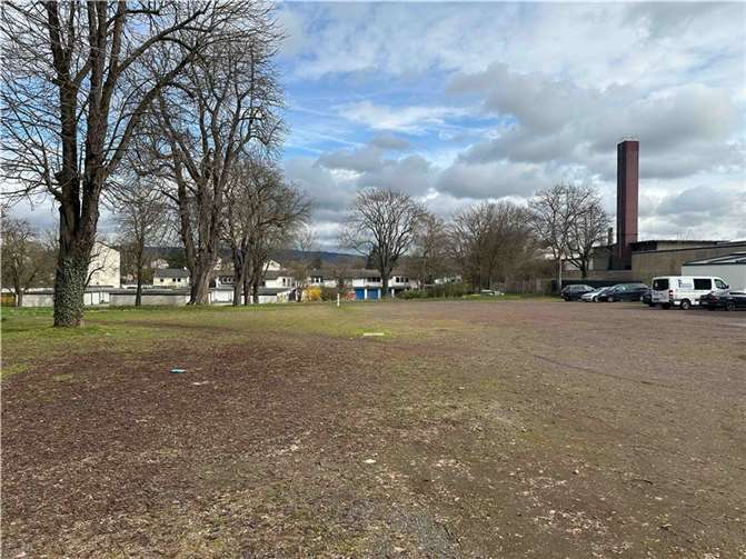 Auf der früher als W+D-Parkplatz genutzten Brachfläche soll ein modernes dreigeschossiges Gebäude mit Wohn- und Büroflächen sowie einer Kita entstehen. Fotos: Ulf Steffenfauseweh