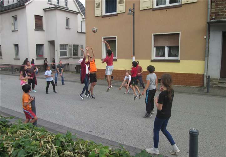Auf der gesperrten Bohltalstraße konnten sich die Festgäste unter Anleitung im Volleyball ausprobieren. Foto: privat
