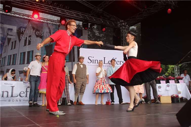Auf der großen Bühne auf dem Himmeroder Wall wetteiferten die Damen um den Titel „Miss Petticoat 2015“ und die Paare um den Titel „Originalstes Paar“ der Rheinbach Classic 2015.