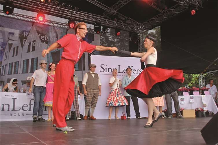 Auf der großen Bühne auf dem Himmeroder Wall wetteiferten die Damen um den Titel „Miss Petticoat 2015“ und die Paare um den Titel „Originalstes Paar“ der Rheinbach Classic 2015.