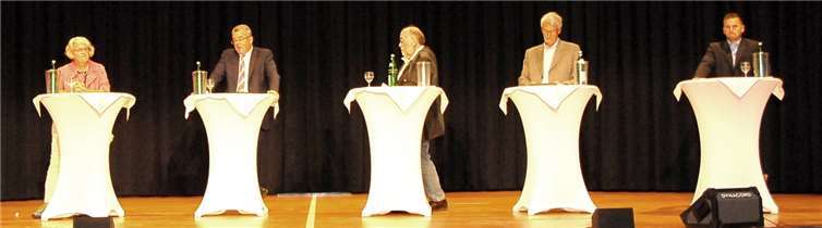 Auf der großen Bühne der Stadthalle Ransbach-Baumbach stellten sich die fünf Westerwälder Direktkandidaten zur Bundestagswahl den Fragen des Moderators und aus dem Publikum.-KER-