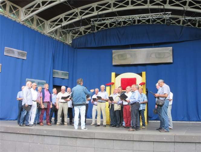 Auf der großen Bühne unterhielten die Sänger zahlreiche Gäste. Privat