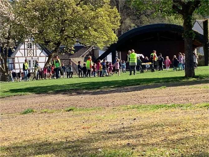 Auf der großen Wiese im Park endete die erfolgreiche Suche der Kinder.  Foto: privat