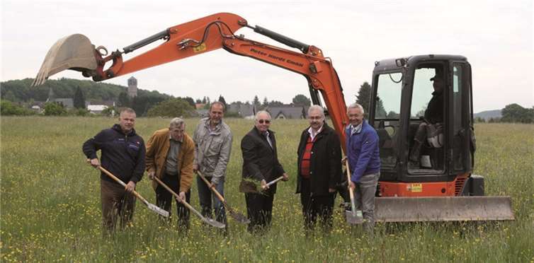 Auf der großen Wiese vor der Kulisse von Wasserturm und Kapelle von Notscheid griffen Bauherren und Kommunalpolitiker zum Spaten. DL