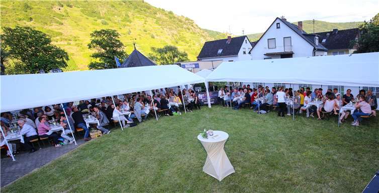 Auf der grünen Wiese amüsierten sichauch in diesem Jahr die Gäste des Katteneser Weinfestes. Fotos: EP