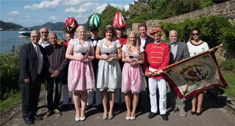 Auf der herrlichen Rheinpromenade stellte Bürgermeister Gerhard Hausen die neue Burgundia vor. DL