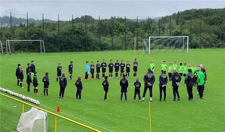 Auf der hervorragend hergerichteten Sportanlage in Nörtershausen nahmen dann insgesamt 35 D-Jugendliche an einer Trainingseinheit teil. Fotos: privat