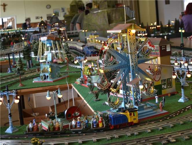 Auf der historischen Anlage konnte eine ganze Kirmes der 20er und 30er Jahre mit Riesenrad, Festzelt und einer kleinen Eisenbahn bewundert werden.