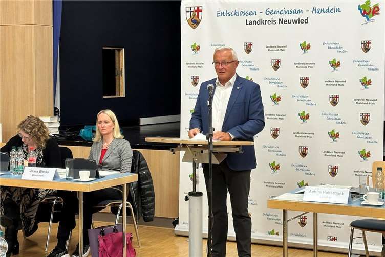 Auf der jüngsten Sitzung des Kreistages konnte Landrat Achim Hallerbach den Mitgliedern auch eine Ergebnisverbesserung beim Kreiswasserwerk vermitteln.  Foto: Thomas Herschbach