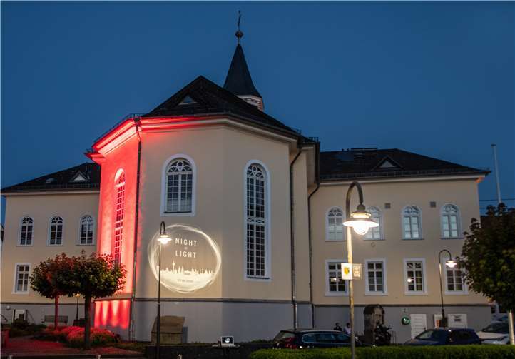 Auf der kath. Kirche prangte groß das Symbol der Aktion. Fotos: Mikele Voß