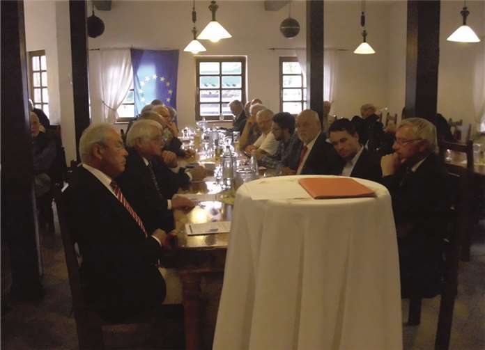 Auf der linken Seite Gernot Mittler, daneben Reinhard Mangelsdorf. auf der rechten Seite sitzen Oberbürgermeister Prof. Dr. Hofmann-Göttig, Staatssekretär David Langner und Dieter Klöckner, MdL. privat