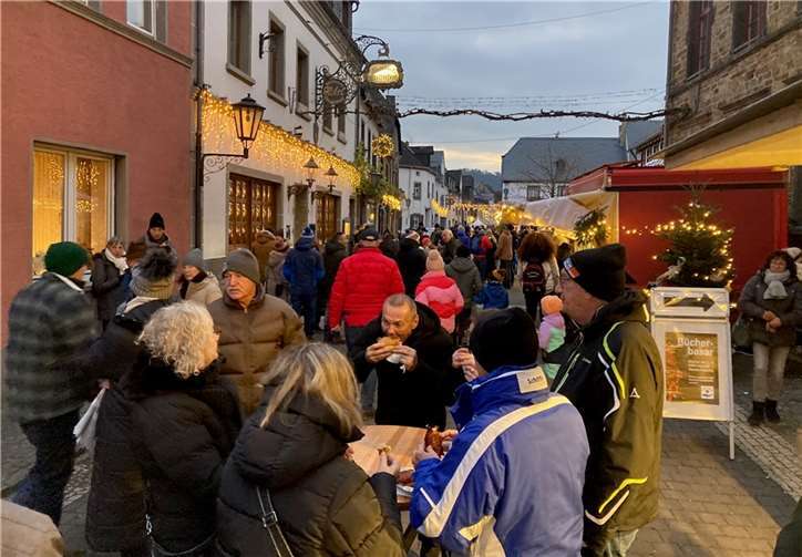 Auf der mit Lichterglanz ausgestatteten Winninger Weihnachtsmeile war bei den Besuchern hauptsächlich Genießen angesagt. Fotos: TE
