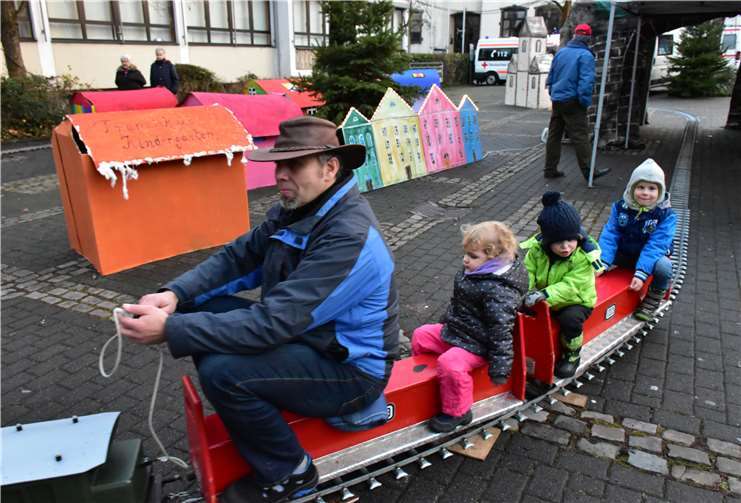 Auf der mobilen Gartenbahn des Modelleisenbahnclubs Rhein-Lahn konnten Kinder mitfahren.