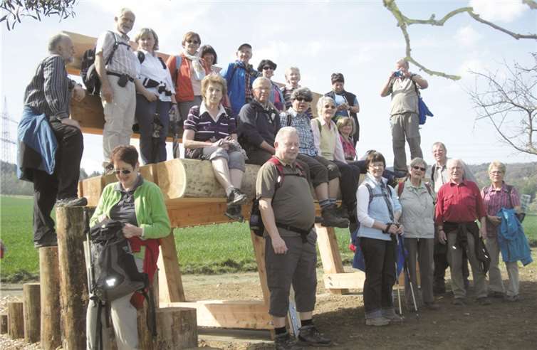 Auf der monumentalen Bank, die nun am Ahrsteig bei Ehlingen steht, fand fast die ganze Gruppe der Sinziger Wanderfreunde Platz. privat