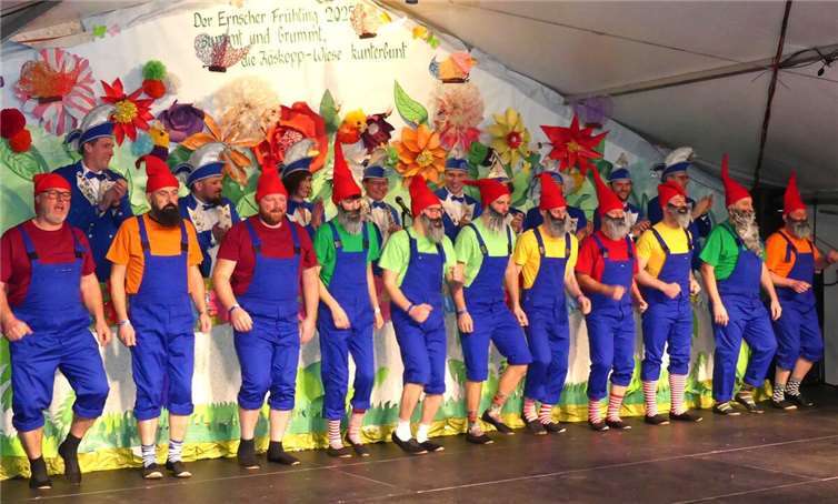 Auf der närrischen Ernscher Frühlingswiese machten auch die tanzenden Gartenzwerge eine gute Figur.