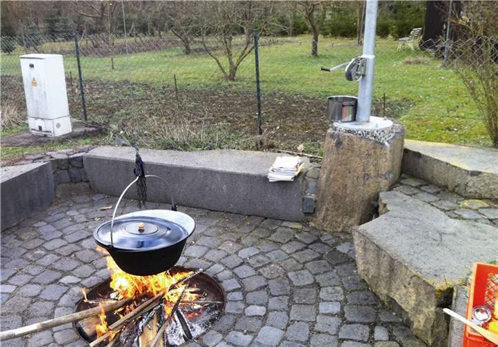 Auf der neu gestalteten Feuerstelle wurde für die Arbeiter eine gute Gulaschsuppe gekocht. privat