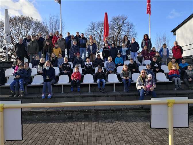 Auf der neuen Tribüne posierten die erfolgreichen Sportler für ein Gruppenfoto. Foto: privat