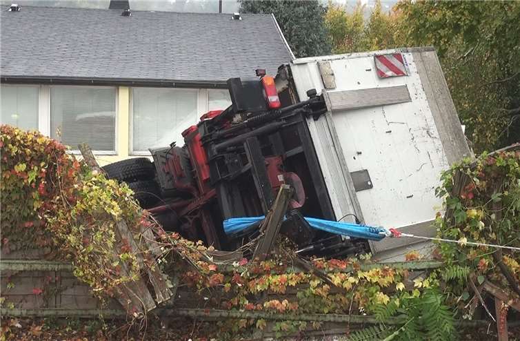 Tödlicher Verkehrsunfall in Oberwinter Auf der rechten Fahrzeugseite kam der verunglückte LKW schließlich zum Liegen. WinklerTV