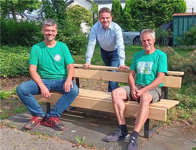 Auf der renovierten Bank an der Petrusstraße lässt es sich bequem verweilen, von links: Daniel Südhof, Bürgermeister Holger Jung und Norbert Gierenz. Foto: Stadt Meckenheim