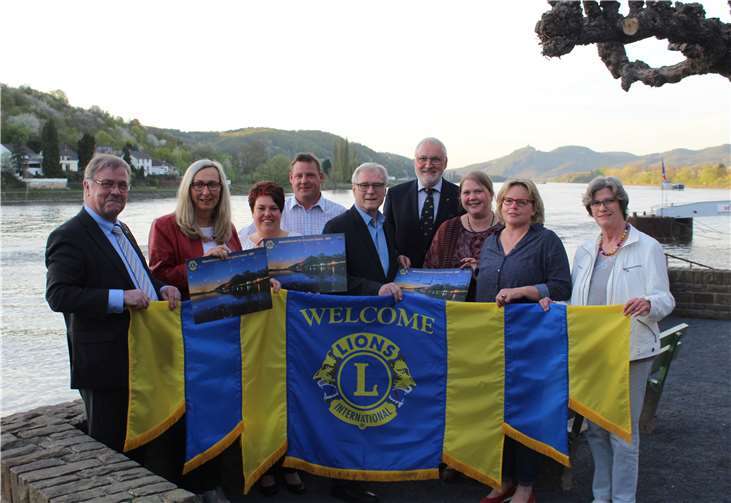 Auf der romantischen Rheinpromenade gruppierten sich die Spendenempfänger um den Lions-Präsidenten Günter Wragge und den Acivity-Beauftragten Ulrich Bollmann. DL