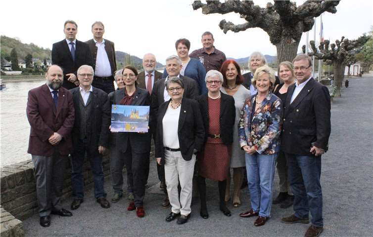 Auf der romantischen Rheinpromenade gruppierten sich die Spendenempfänger mit den Lions-Mitgliedern um die Vorsitzende Maria-Katharina Apitius. Foto: DL