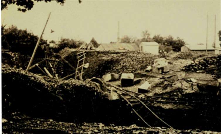 Auf der sogenannten Klöppels Lay an der Laacher-See-Straße , dem heutigen Betriebsgelände der Fa. kahlenborn aus Rieden , ereignete sich am 22. Juli 1938 ein Grubeneinbruch . Hierbei wurde der Steinmetz Johann Rothbrust mit in die Tiefe gerissen und kam ums Leben. Der gleichzeitig anwesende Josef Hackenbruch konnte sich retten. Die Aufnahme entstand am nächsten Tag , als der auf der linken Bildseite erkennbare Kran bereits ebenfalls abgestürzt war. Die Leiche des Steinmetzes wurde bis heute nicht gefunden, sodass es keinen Sterbeeintrag beim Standesamt gibt. Foto: Stadtarchiv Mendig