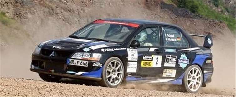 Auf der staubigen Strecke lieferten sich die Wagen ein spektakuläres Rennen.