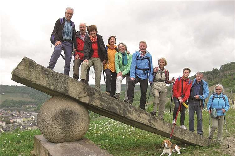Auf der ungewöhnlichen Skulptur in Nittel haben die Wanderer einen tollen Blick über das Flusstal. privat