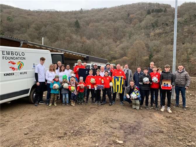 „TV-Bilder zu sehen ist das eine, selbst vor Ort zu sein, ist unbeschreiblich“ Auf der von Flutkatastrophe deutlich gezeichneten Platzanlage der Fußball-Spielgemeinschaft SG Ahrtal warteten schon viele auf das Team der Embolo-Foundation. Foto: privat