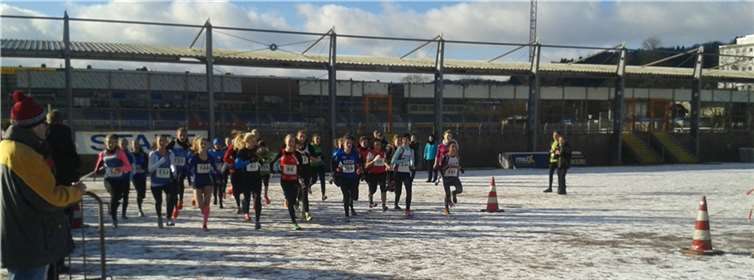 Auf der zugeschneiten Anlage des Trierer Moselstadions zeigte sich das Crosslauf-Team des TVCs von seiner Glanzseite.privat