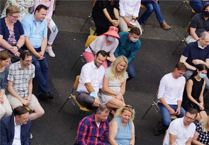 Auf die Einhaltung des Abstandsgebots wurde bei der Einschulungsfeier auf dem Schulhof des Franziskus Gymnasium Nonnenwerth geachtet.