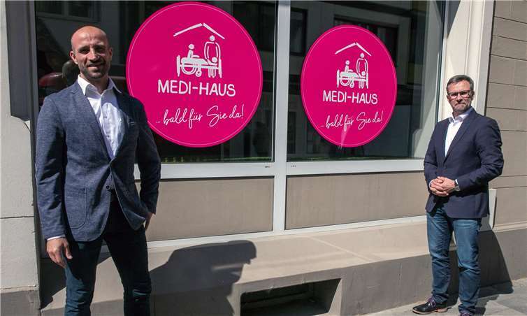 Auf die Eröffnung des MEDI-HAUS Bad Neuenahr am 18. Juni freuen sich Standortleiter Marc Sandhof und medi-Center-Geschäftsführer Björn Besse, die schon einmal den hochmoderne Ganzkörperscanner ausprobieren.Fotos: Jost