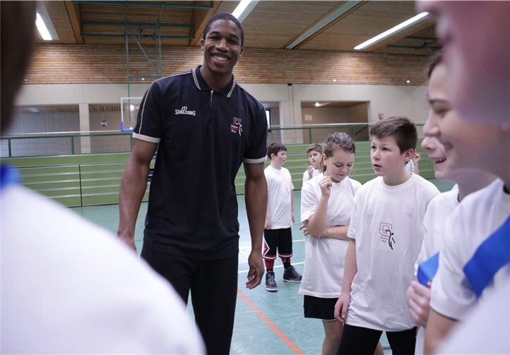 Auf die Frage an Gerald Beverly, ob er denn auch „dunken“ könne ...