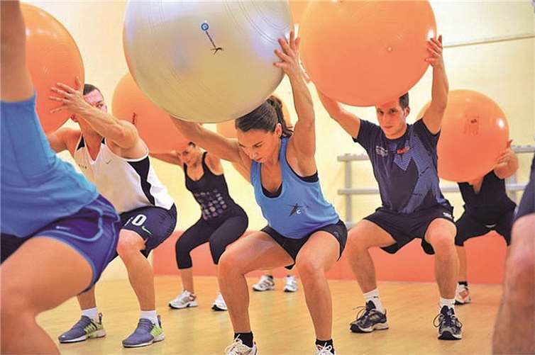 Auf die Gruppe abgestimmte funktionelle Übungen mit dem Core Ball ermöglichen es, den Körper und den Geist ganzheitlich und funktionell zu trainieren.privat