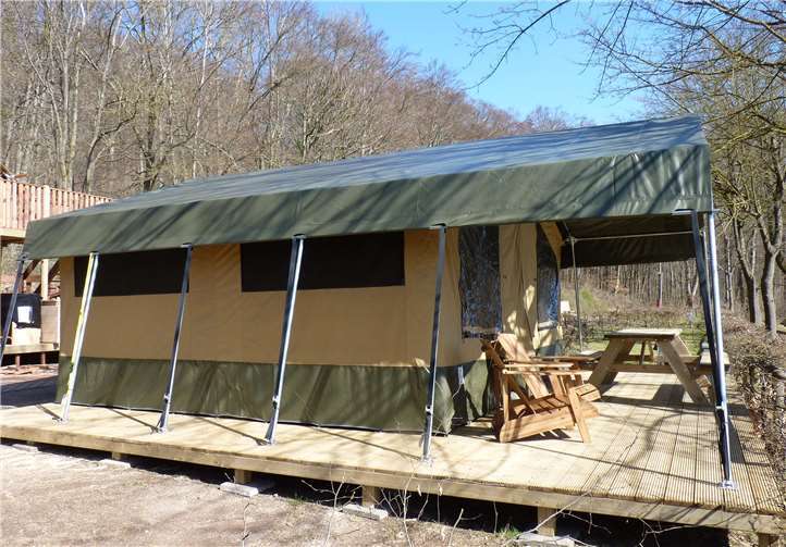 Auf die Mieter der ebenso zweckmäßigen wie komfortablen „Safari-Zelte“ wartet ein kleines Paradies, in dem es sich gerne und gut leben lässt.Quelle: RCN Ferienparks